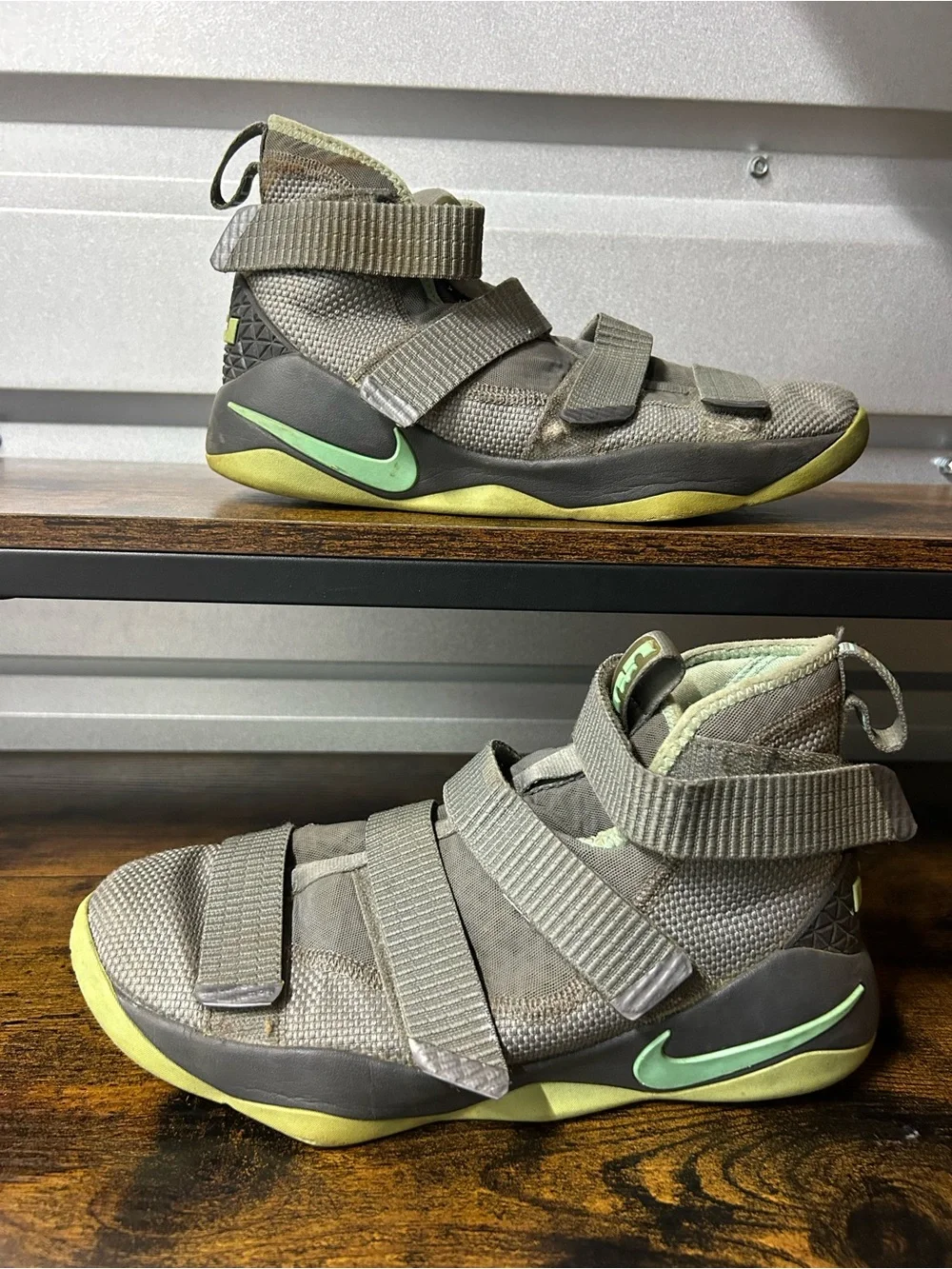 NIke Zoom LeBron Soldier XI Basketball Shoes Youth 6.5Y EU 39 Grey #918369-003